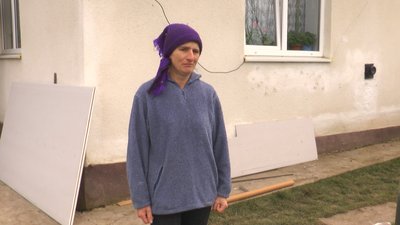 Як на Прикарпатті ремонтують будинок, в який влучила російська ракета Як на Прикарпатті ремонтують будинок, в який влучила російська ракета