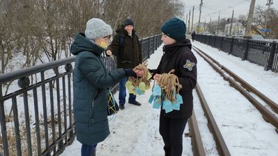 "Живий ланцюг" через Ворсклу: у Полтаві відбулась акція до Дня Соборності "Живий ланцюг" через Ворсклу: у Полтаві відбулась акція до Дня Соборності