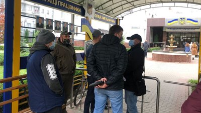 До активістів вийшов керівник головного управління нацполіції у Хмельницькій області Руслан Герасимчук, якому передали своє звернення активісти До активістів вийшов керівник головного управління нацполіції у Хмельницькій області Руслан Герасимчук, якому передали своє звернення активісти