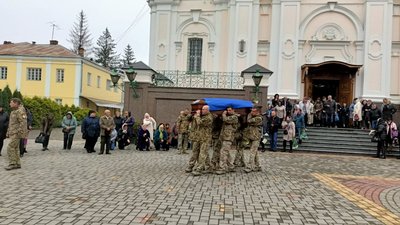 У Луцьку попрощалися з загиблим військовослужбовцем Юрієм Сапожником У Луцьку попрощалися з загиблим військовослужбовцем Юрієм Сапожником