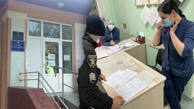 Зламаний шлагбаум, погрози та скандал: що відбулося у Миколаївській обласній інфекційній лікарні