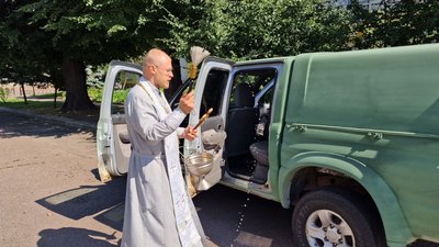 Освячення придбаного пікапу для ЗСУ Освячення придбаного пікапу для ЗСУ