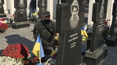 У Сумах покладанням квітів відзначили День вигнання нацистських окупантів з України У Сумах покладанням квітів відзначили День вигнання нацистських окупантів з України