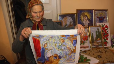 81-річна Неоніла Боричко власноруч вишила 22 ікони. Хоче продати їх, аби допомогти ЗСУ 81-річна Неоніла Боричко власноруч вишила 22 ікони. Хоче продати їх, аби допомогти ЗСУ