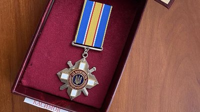 Орден "За мужність" III ступеня (посмертно), відзнака Президента України Володимира Зеленського. Орден "За мужність" III ступеня (посмертно), відзнака Президента України Володимира Зеленського.