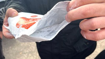 На Рівненщині чоловік поштою у посилці отримав метамфетамін на 300 тисяч гривень На Рівненщині чоловік поштою у посилці отримав метамфетамін на 300 тисяч гривень
