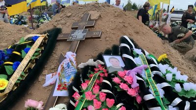 Люди прощаються із військовою Оленою Лукою поруч з її могилою на Матвіїівському кладовищі Люди прощаються із військовою Оленою Лукою поруч з її могилою на Матвіїівському кладовищі