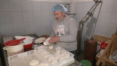"Війна-війною, а доїти кіз та варити сир треба". Запорізький сировар про те, як продовжує розвивати власну справу