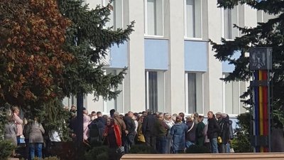 Жителі Овруцької громади зібралися біля міськради, аби отримати роз'яснення щодо чорнобильських нарахувань Жителі Овруцької громади зібралися біля міськради, аби отримати роз'яснення щодо чорнобильських нарахувань