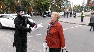 Порушників правил дорожнього руху в Херсоні сьогодні зупиняв мім