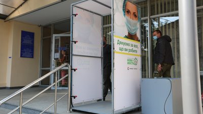 Нові знезаражувальні рамки встановили біля лікарень у Черкасах