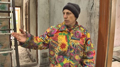 Ветерани та волонтери допомагають лагодити згорілу хату АТОвцю з Волині