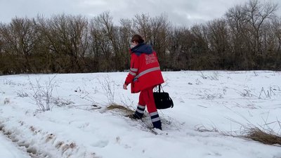 Де не доїжджає, пацієнтів забирають на санчатах: як працює "швидка" на прикордонні Чернігівщини