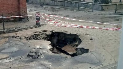 У Львові через витік води утворилося провалля