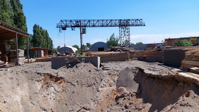 Окупанти поцілили по підприємству в Харкові: утворилася вирва глибиною 12 метрів Окупанти поцілили по підприємству в Харкові: утворилася вирва глибиною 12 метрів