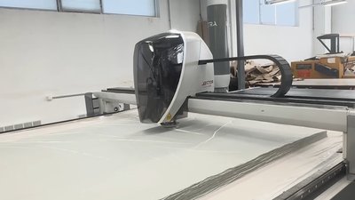 Машина розкроює елементи деталей одягу на одному з виробництв речового майна для ЗСУ