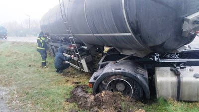 На Житомирщині тричі за добу рятувальники надавали допомогу водіям через ожеледицю На Житомирщині тричі за добу рятувальники надавали допомогу водіям через ожеледицю