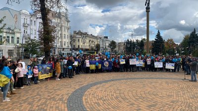 "Ні приєднанню до РФ": вінничани влаштували акцію проти "референдумів" на окупованих територіях України "Ні приєднанню до РФ": вінничани влаштували акцію проти "референдумів" на окупованих територіях України