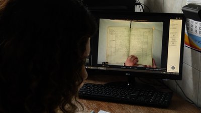У Житомирському обласному архіві оцифровують документи за допомогою безконтактних сканерів У Житомирському обласному архіві оцифровують документи за допомогою безконтактних сканерів