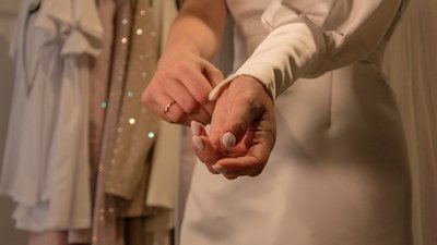 В Одесі дизайнерка безкоштовно створила сукню для нареченої військовго В Одесі дизайнерка безкоштовно створила сукню для нареченої військовго