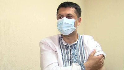 На Буковині першого вакцинованого від COVID-19 щепили другою дозою