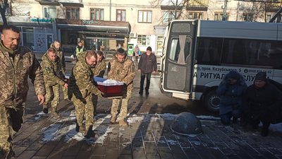 У Свято-Михайлівському соборі Житомира попрощалися із добровольцем Олегом Цибульським У Свято-Михайлівському соборі Житомира попрощалися із добровольцем Олегом Цибульським