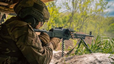 Військовий на позиції зі зброєю