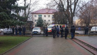 В Ужгороді встановлюють особу аноніма, який повідомив про замінування суду