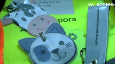 Луцькі патрульні вручили школярам світловідбиваючі елементи Луцькі патрульні вручили школярам світловідбиваючі елементи