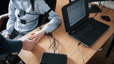Окупанти допитують на поліграфі українців, які їдуть в Крим