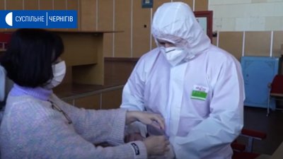 300 захисних костюмів лікарям «швидкої» передали чернігівські підприємці