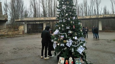 У Чорнобилі вперше з часів катастрофи встановили ялинку У Чорнобилі вперше з часів катастрофи встановили ялинку