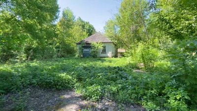 Колишній медпункт у селі Перше Травня на Чернігівщині, яке пропонують перейменувати на Міхновське Колишній медпункт у селі Перше Травня на Чернігівщині, яке пропонують перейменувати на Міхновське