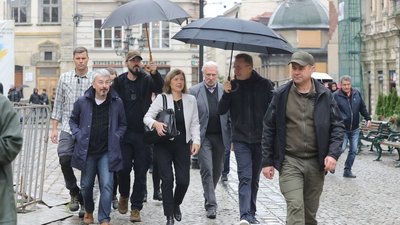 Віцепрезидентка Єврокомісії Вєра Юрова з міністром Олександром Ткаченком та Андрієм Садовим у Львові Віцепрезидентка Єврокомісії Вєра Юрова з міністром Олександром Ткаченком та Андрієм Садовим у Львові