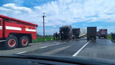 На трасі під Харковом горіла фура: травмованих немає На трасі під Харковом горіла фура: травмованих немає