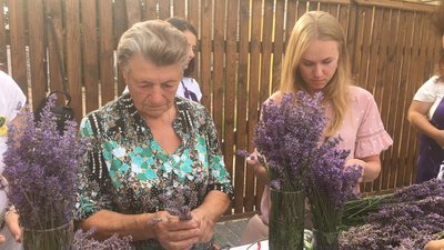На Волині відбувся майстерклас з плетіння лавандових вінків. Зібрані гроші передали військовим На Волині відбувся майстерклас з плетіння лавандових вінків. Зібрані гроші передали військовим