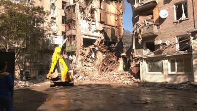 "Найстрашніше, як під завалами люди стогнуть". У Запоріжжі тривають роботи з ліквідації наслідків ракетних обстрілів