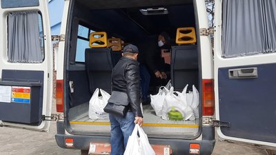 До Великодня волонтери "Карітасу" розвезуть підопічним 250 продуктових наборів. Фото: Суспільне. Поділля. До Великодня волонтери "Карітасу" розвезуть підопічним 250 продуктових наборів. Фото: Суспільне. Поділля.
