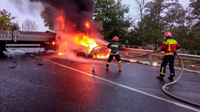 Рух трасою Н-16 на Черкащині відновили: у ДТП загинув водій Рух трасою Н-16 на Черкащині відновили: у ДТП загинув водій