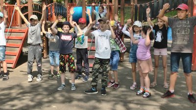 Вихованці табору день розпочинають з руханки.