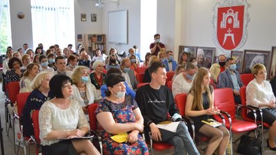 На Тернопільщині презентували мистецький проєкт "Запльонтаний у тисячі мелодій" На Тернопільщині презентували мистецький проєкт "Запльонтаний у тисячі мелодій"