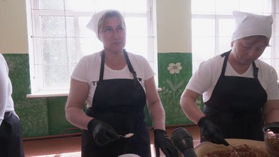 У прикарпатському селі Остриня виготовляють консервацію та пряники для військових У прикарпатському селі Остриня виготовляють консервацію та пряники для військових