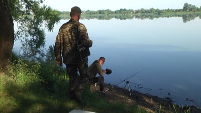 Інспектор пояснює рибалці правила лову риби під час нересту. Інспектор пояснює рибалці правила лову риби під час нересту.