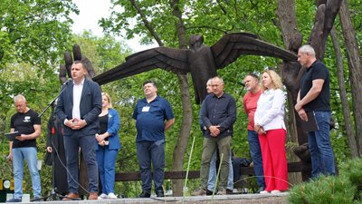 Відкриття скульптури відвідали міський голова Михайло Посітко, радниця прем’єр-міністра України Ольга Лугач, керівник БФ «SOS” — Анатолій Ковальський та автори твору. Відкриття скульптури відвідали міський голова Михайло Посітко, радниця прем’єр-міністра України Ольга Лугач, керівник БФ «SOS” — Анатолій Ковальський та автори твору.