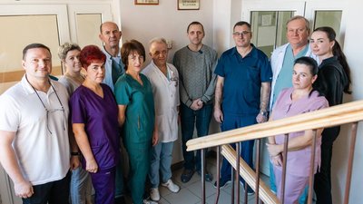 Пацієнт з командою медиків