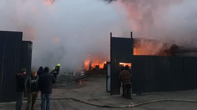 Кисневі балони й обрушення покрівлі. У Києві горіло складське приміщення