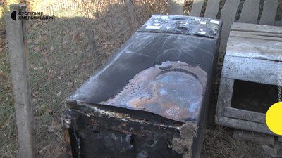 На фото холодильник Зінаїди, який згорів. Пожежу спричинив уламок збитої російської ракети. 01.11.2022 рік. На фото холодильник Зінаїди, який згорів. Пожежу спричинив уламок збитої російської ракети. 01.11.2022 рік.