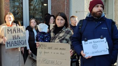 "Виграємо війну баскетбольними мʼячами?" На сесії Черкаської міськради містяни влаштували пікет "Виграємо війну баскетбольними мʼячами?" На сесії Черкаської міськради містяни влаштували пікет