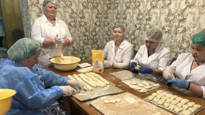 У Житомирі працівниці лабцентру щотижня готують по шість тонн їжі для ЗСУ У Житомирі працівниці лабцентру щотижня готують по шість тонн їжі для ЗСУ