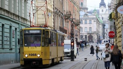 Трамвай виїжджає з пішохідної зони в центрі Львова